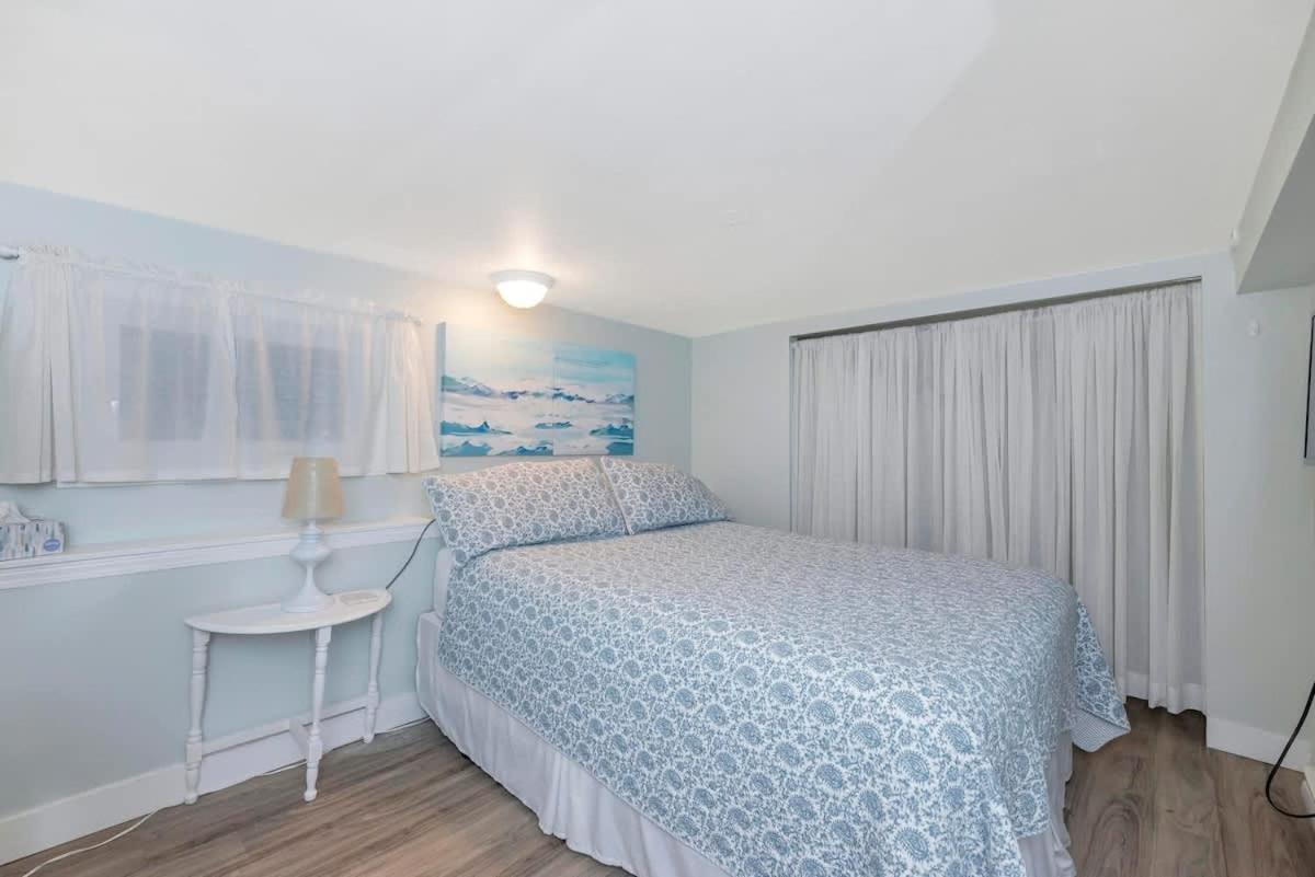 Quaint 1 Bedroom Lower Suite In Victoria, Bc Exterior photo
