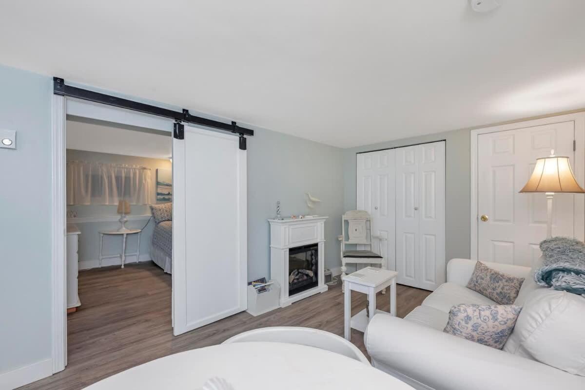 Quaint 1 Bedroom Lower Suite In Victoria, Bc Exterior photo
